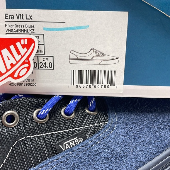 Vans Women’s Era VIt Lx
Hiker Dress Blues
VN0A4BNHLKZ
Sneakers - Picture 16 of 16